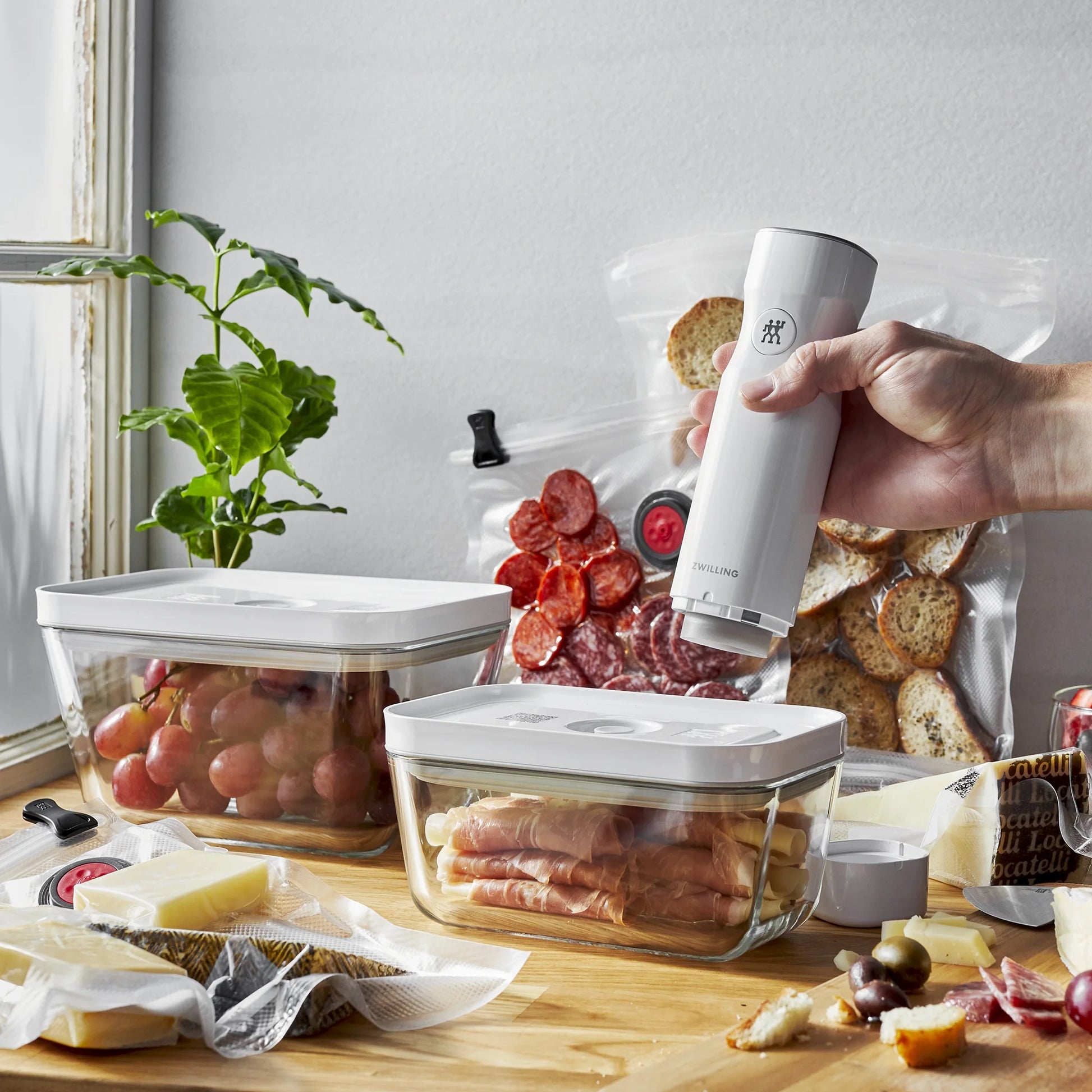 ZWILLING Fresh & Save 7-pc Vacuum Sealer Machine Starter Set, Sous Vide Bags, Meal prep, Airtight Food Containers Glass